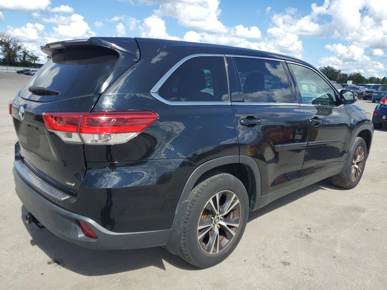 Изображение 3 Toyota Highlander Le 2019 с VIN 5TDBZRFH8KS970694