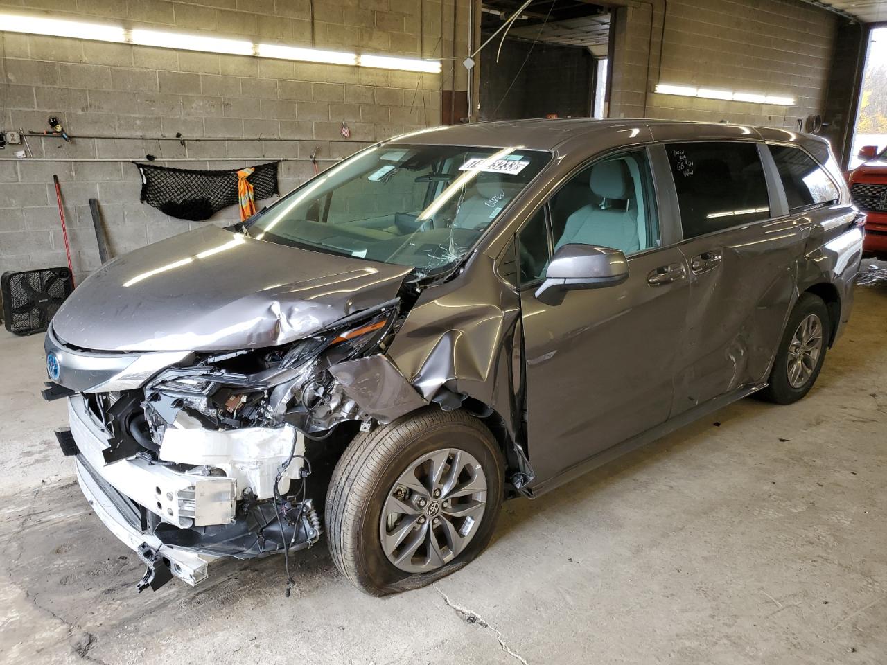 2023 TOYOTA SIENNA LE 2023 image