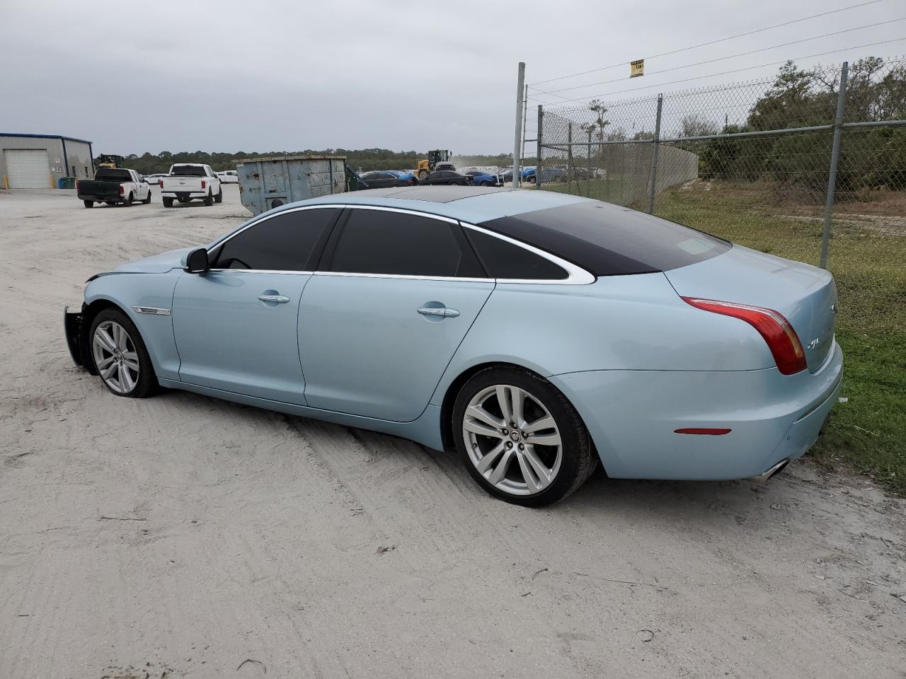 Obraz 2 z 2011 JAGUAR XJL  2011 z VIN SAJWA2GB3BLV18116