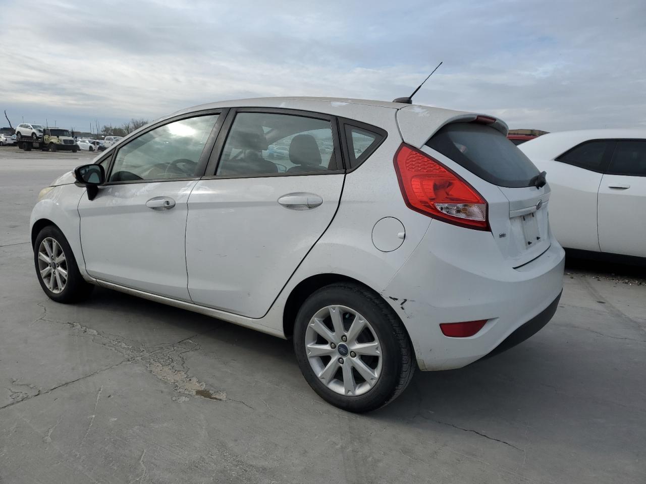 Изображение 2 2013 FORD FIESTA SE 2013 с VIN 3FADP4EJ8DM119333