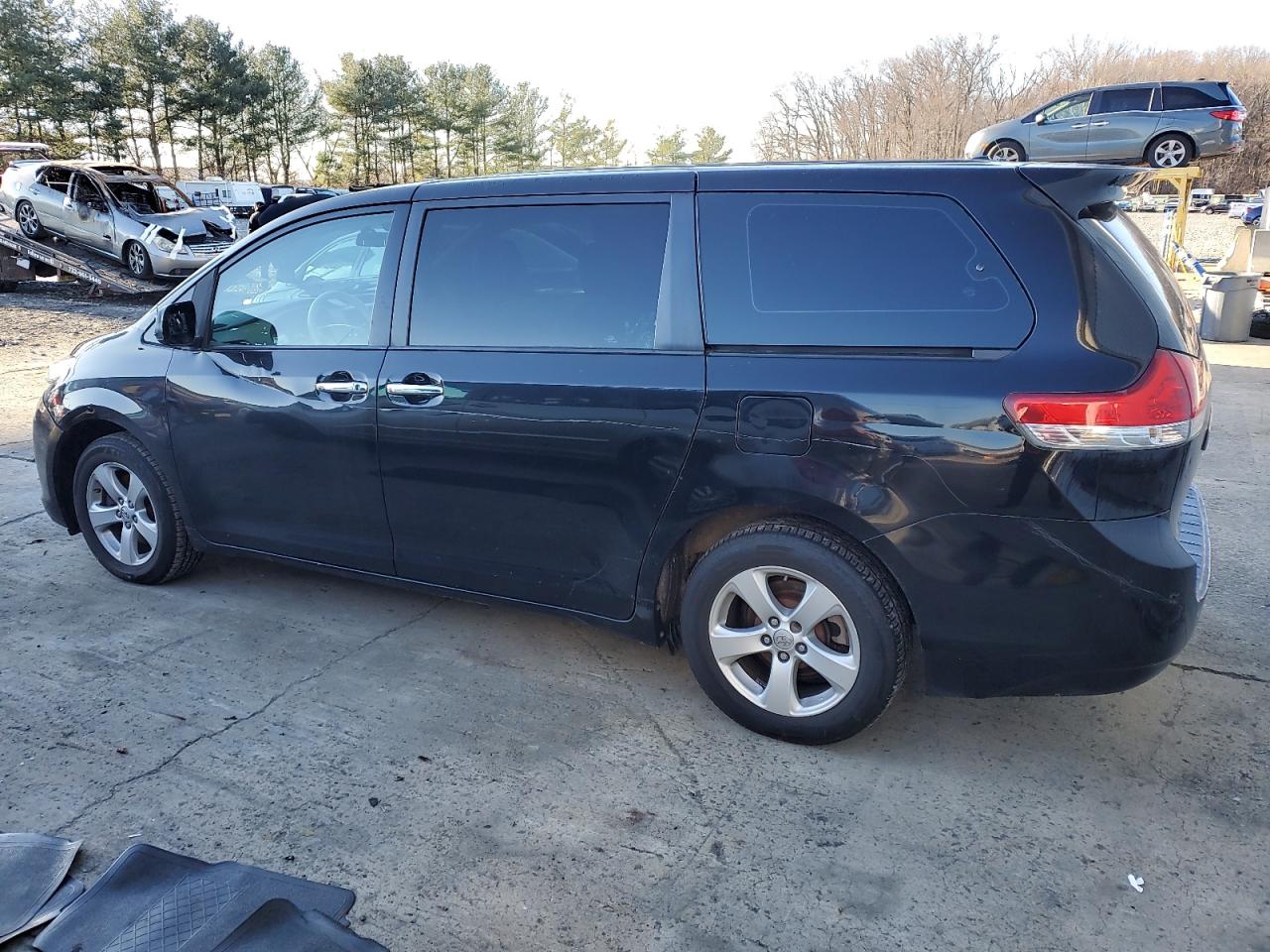 Image 2 of 2013 TOYOTA SIENNA  2013 with VIN 5TDZK3DC5DS333563