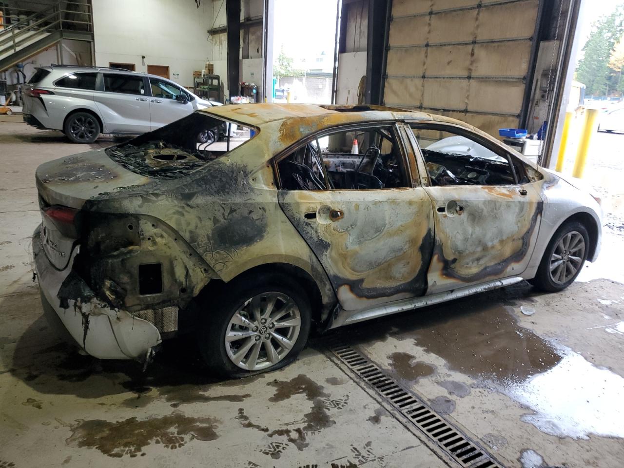 Image 3 of 2023 TOYOTA COROLLA LE 2023 with VIN JTDBCMFE5P3013104