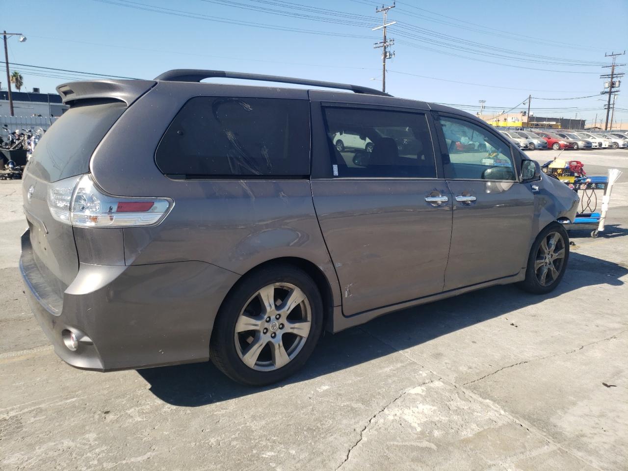 Image 3 of 2017 TOYOTA SIENNA SE 2017 with VIN 5TDXZ3DC3HS796553