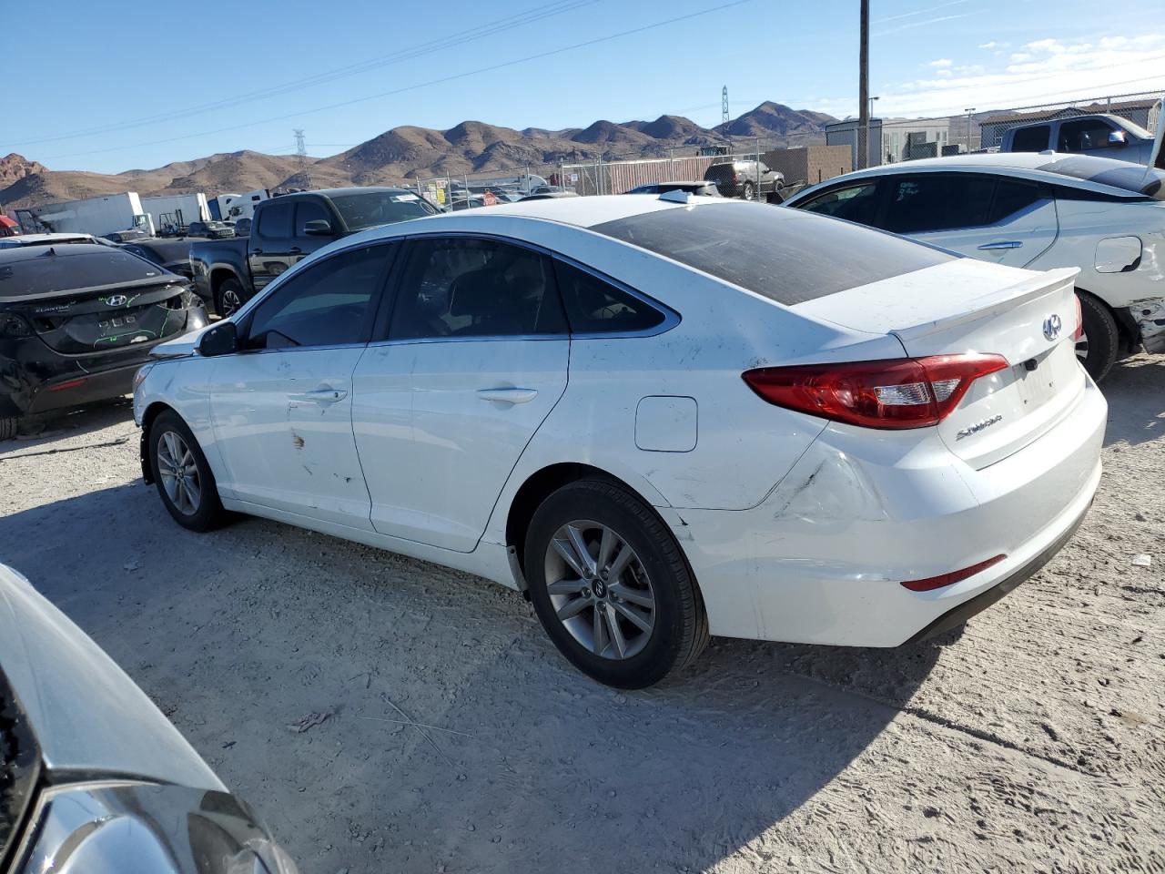 Obraz 2 z 2015 HYUNDAI SONATA SE 2015 z VIN 5NPE24AF8FH207581