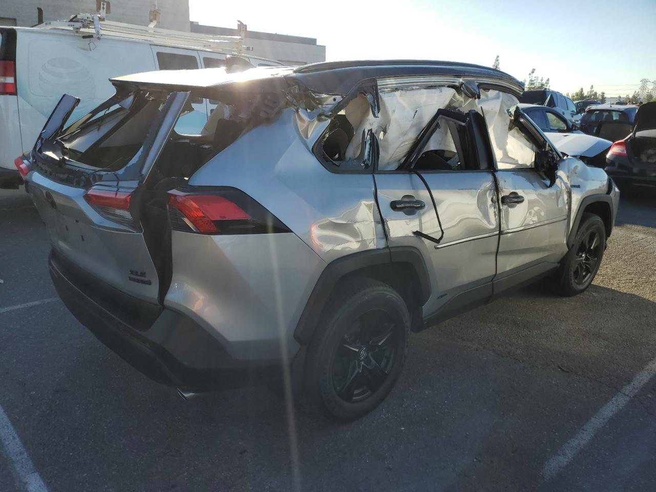 Image 3 of 2020 TOYOTA RAV4 XLE 2020 with VIN 2T3RWRFV1LW076484