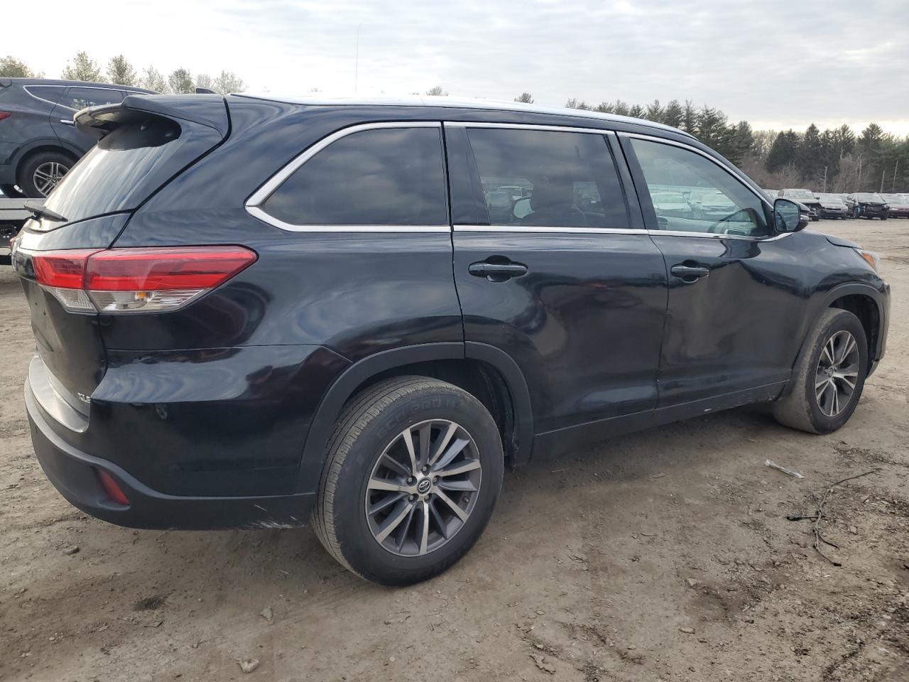 Изображение 3 2017 TOYOTA HIGHLANDER SE 2017 с VIN 5TDKZRFH3HS189011