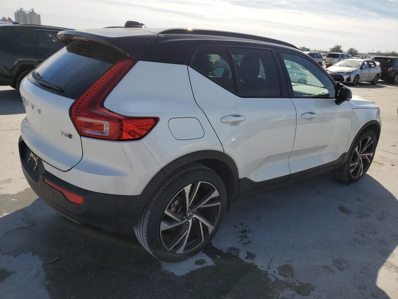 Изображение 3 2022 VOLVO XC40 T5 R-DESIGN 2022 с VIN YV4162UM1N2659676