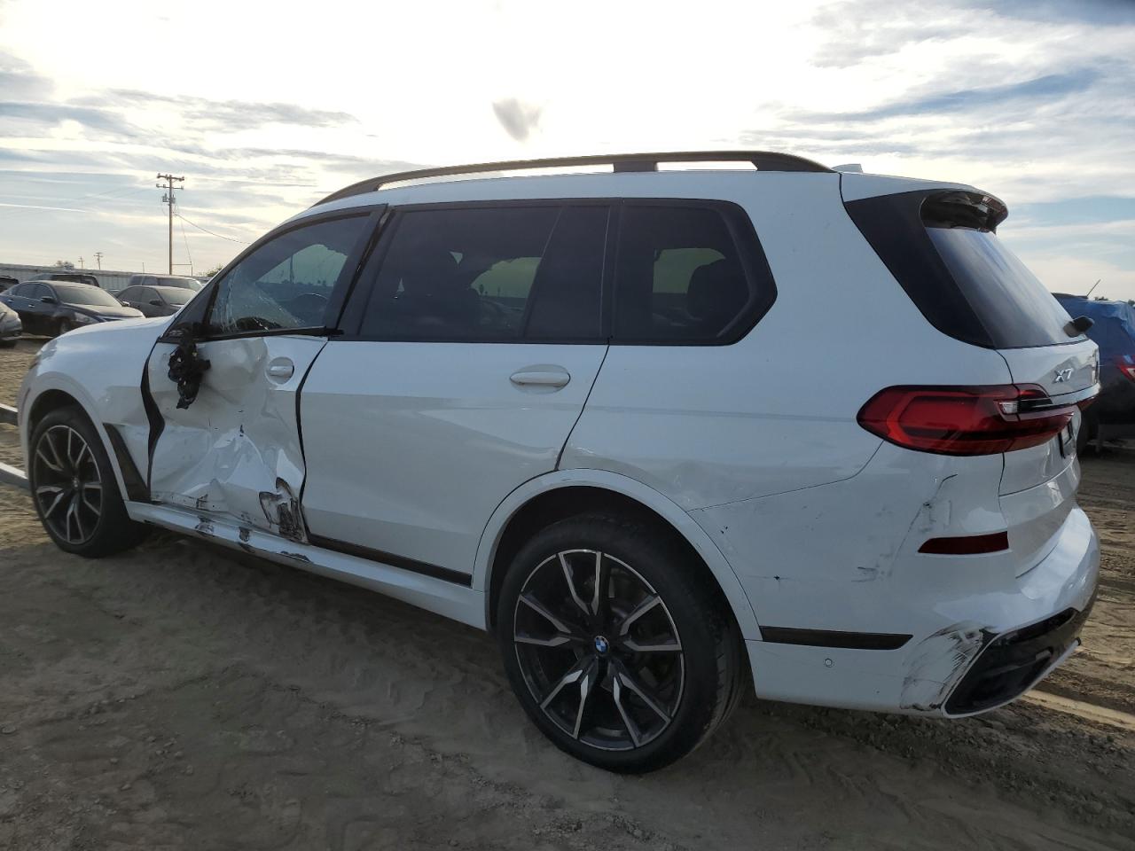 Obraz 2 z 2021 BMW X7 XDRIVE40I 2021 z VIN 5UXCW2C0XM9F76457