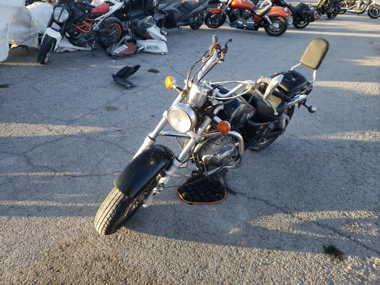 Obraz 2 z 2004 SUZUKI GZ250  2004 z VIN VTTNJ48A842100216