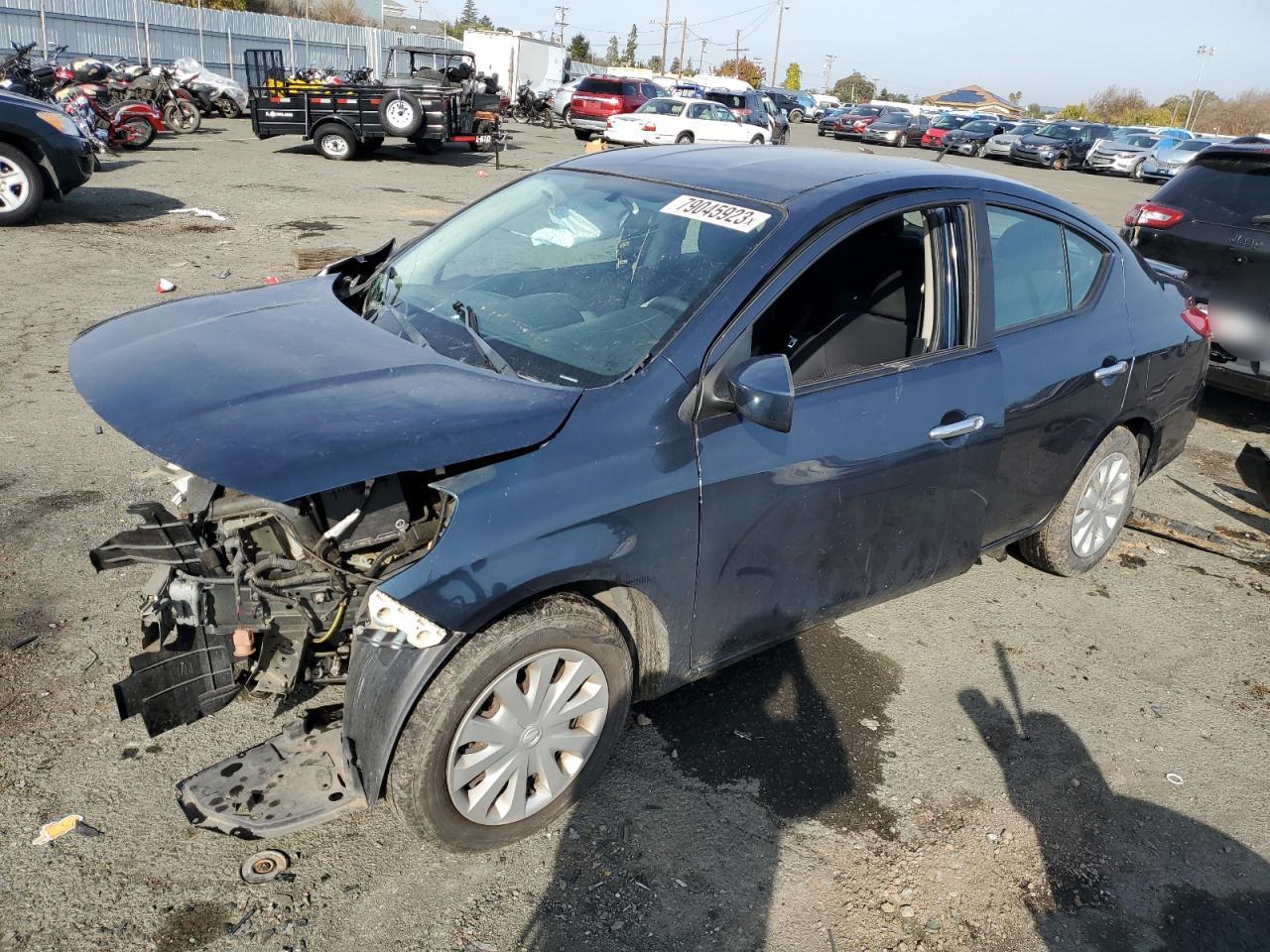 Obraz 1 z 2015 NISSAN VERSA S 2015 z VIN 3N1CN7AP2FL837026