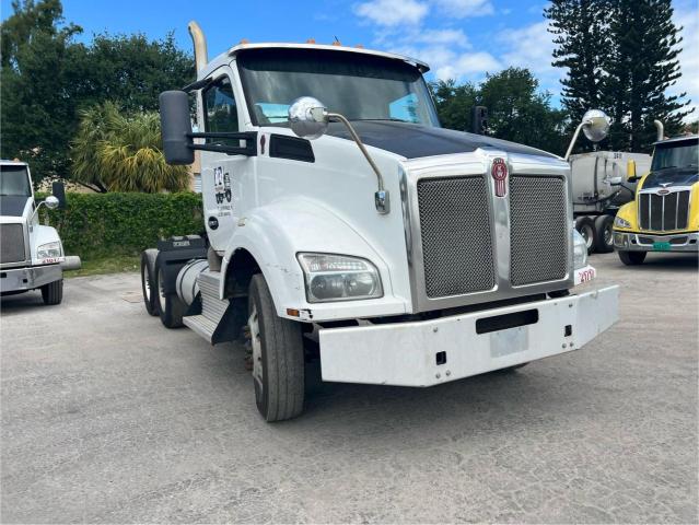 Image 1 of 2017 KENWORTH CONSTRUCTI 2017 with VIN 1XKZDK9X9H0176241