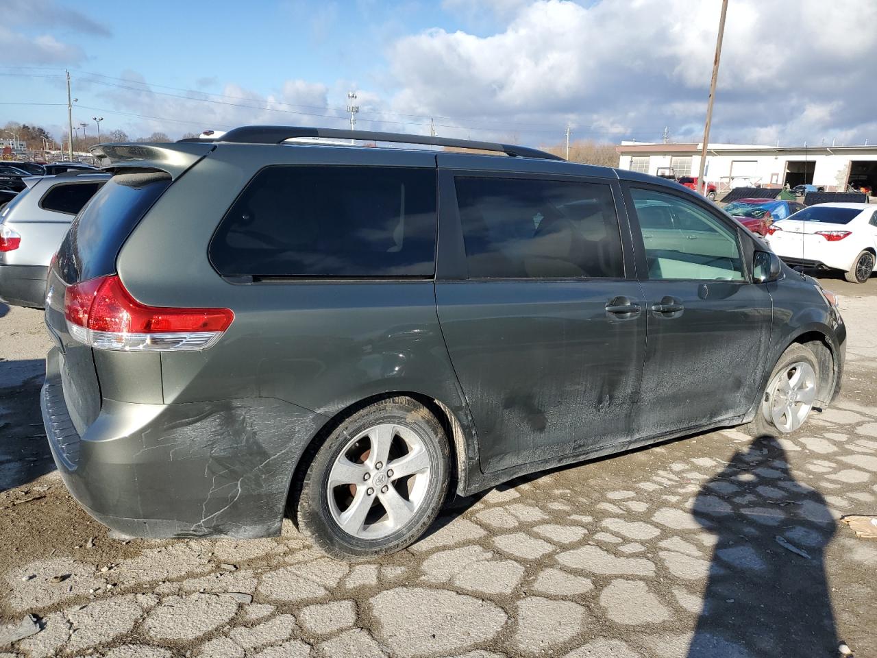 Image 3 of 2011 TOYOTA SIENNA LE 2011 with VIN 5TDKK3DC2BS127549