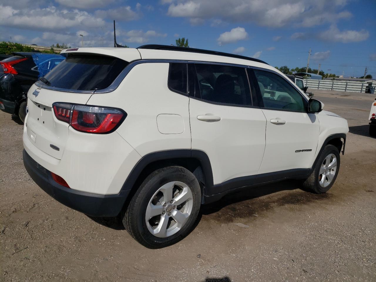 Image 3 of 2019 JEEP COMPASS LATITUDE 2019 with VIN 3C4NJDBBXKT656236