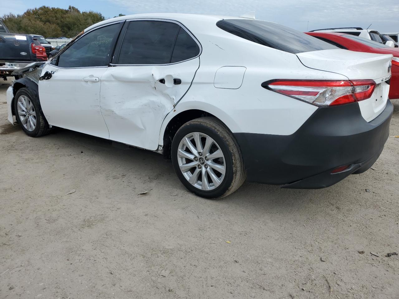 Obraz 2 z 2019 TOYOTA CAMRY L 2019 z VIN 4T1B11HK5KU247541