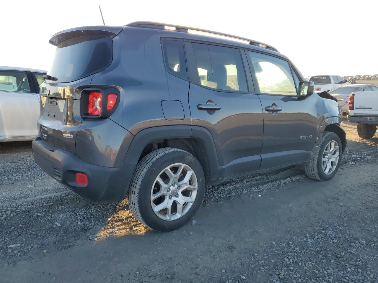 Obraz 3 z 2018 JEEP RENEGADE LATITUDE 2018 z VIN ZACCJBBBXJPG72115