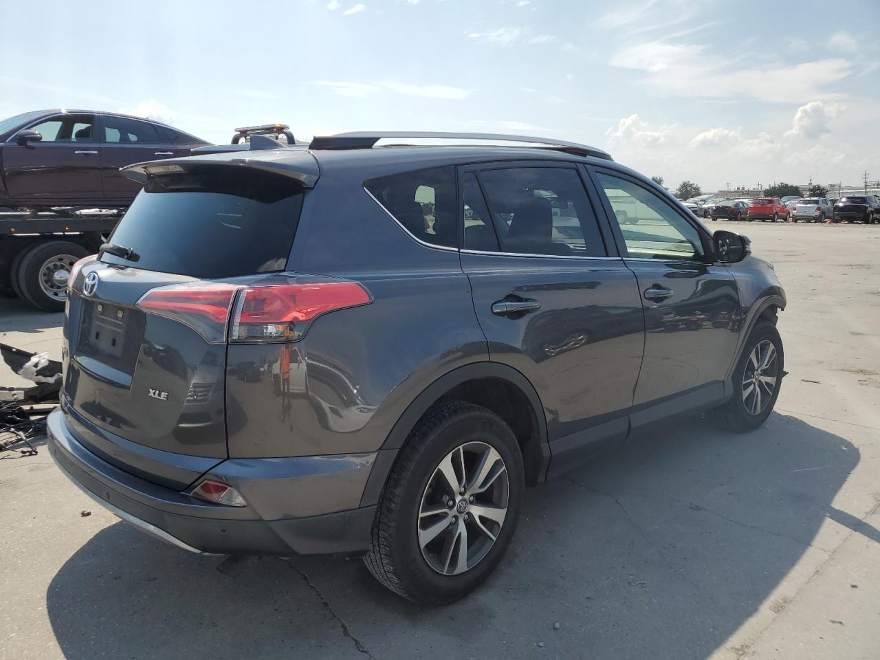 Изображение 3 2017 TOYOTA RAV4 XLE 2017 с VIN JTMWFREV8HJ105778