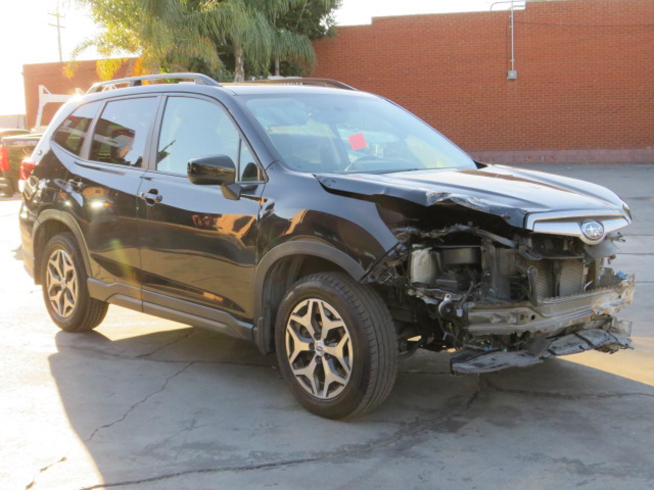 Obraz 1 z 2021 SUBARU FORESTER PREMIUM 2021 z VIN JF2SKAJCXMH550297