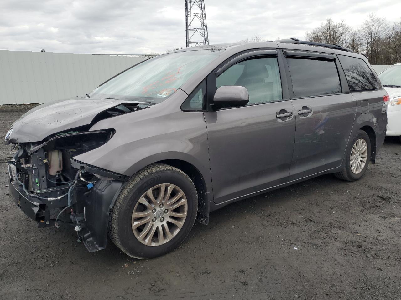 2013 TOYOTA SIENNA XLE 2013 image