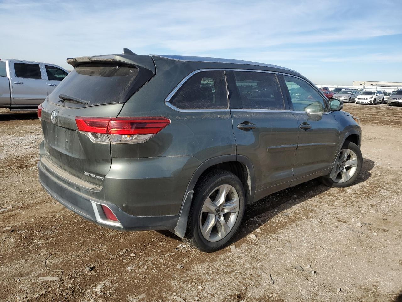 Image 3 of 2019 TOYOTA HIGHLANDER LIMITED 2019 with VIN 5TDDZRFH5KS710696