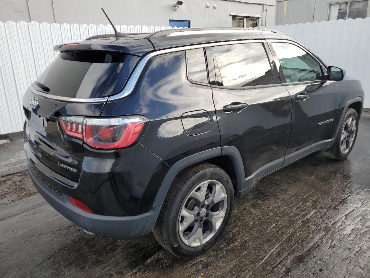 Image 3 of 2019 JEEP COMPASS LIMITED 2019 with VIN 3C4NJCCB4KT675986
