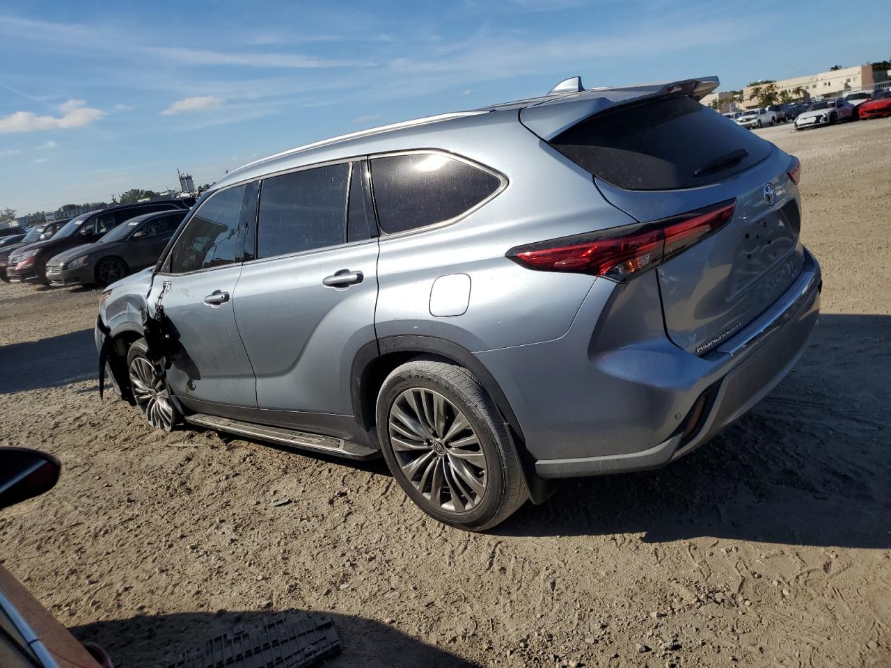 Image 2 of 2021 TOYOTA HIGHLANDER PLATINUM 2021 with VIN 5TDFZRBH1MS124112