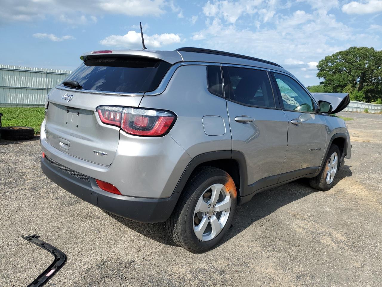 Image 3 of 2018 JEEP COMPASS LATITUDE 2018 with VIN 3C4NJDBBXJT342276