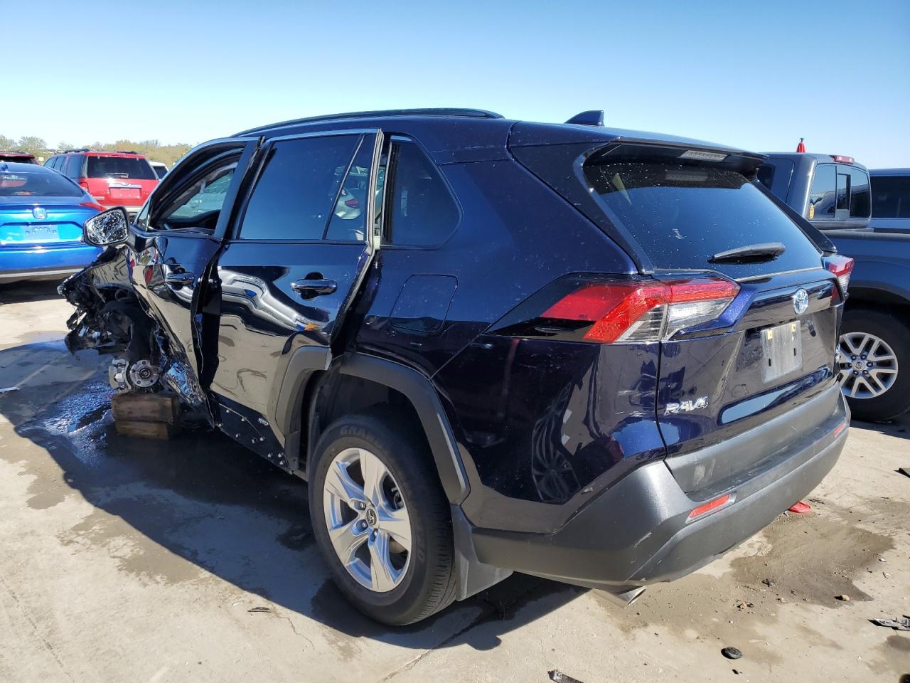 Image 2 of 2019 TOYOTA RAV4 XLE 2019 with VIN JTMRWRFV1KD017642