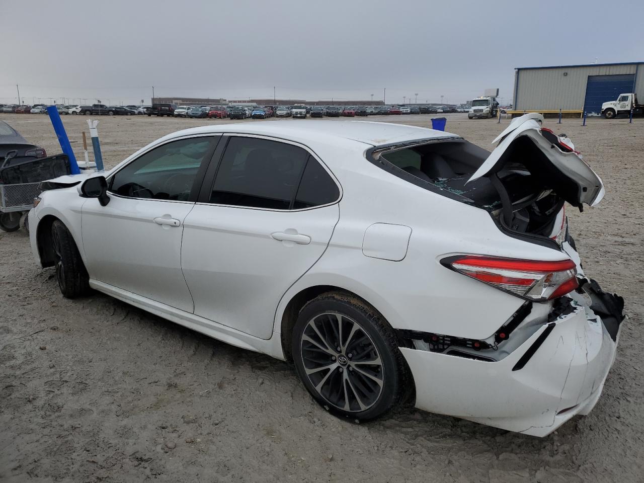 Obraz 2 z 2018 TOYOTA CAMRY L 2018 z VIN 4T1B11HK4JU067627