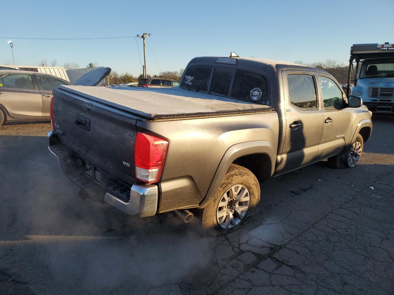 Obraz 3 z 2017 TOYOTA TACOMA DOUBLE CAB 2017 z VIN 3TMCZ5AN7HM055161