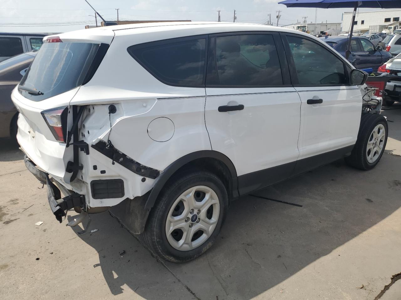 Obraz 3 z 2017 FORD ESCAPE S 2017 z VIN 1FMCU0F72HUC65198
