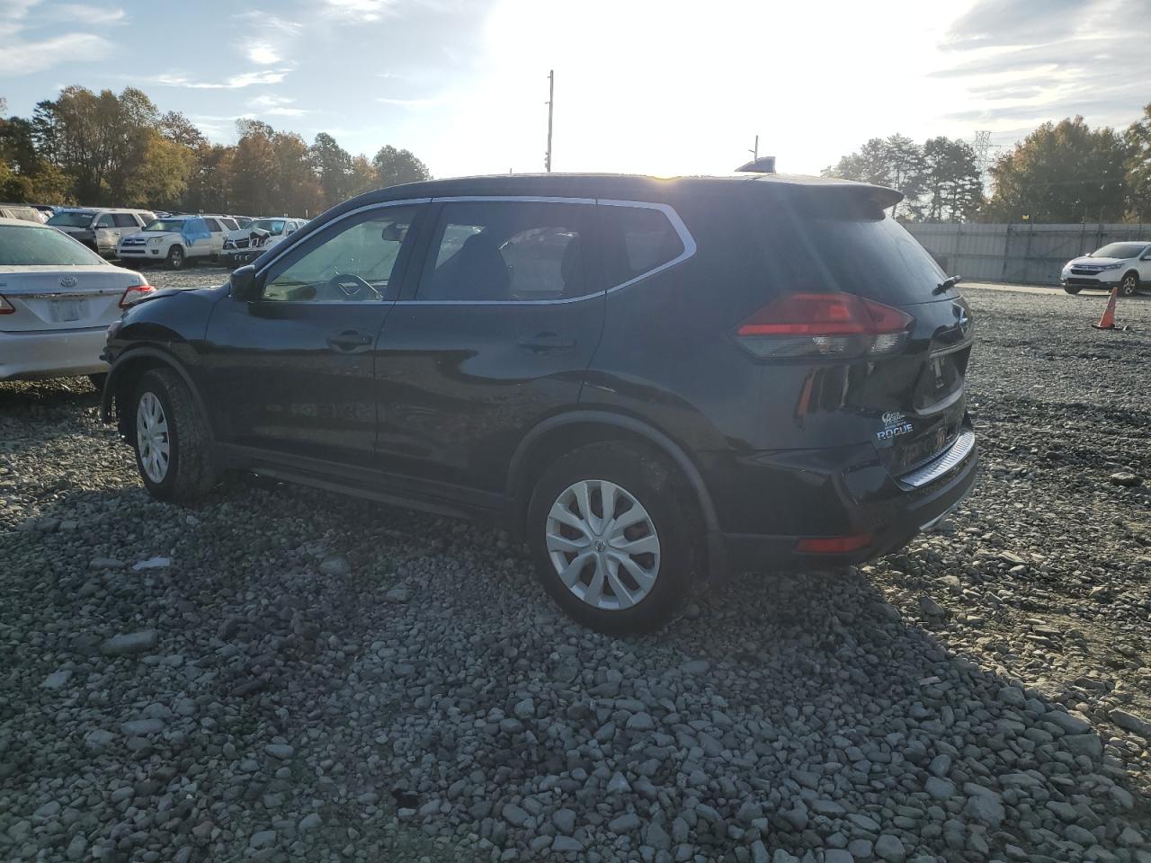 Obraz 2 z 2017 NISSAN ROGUE S 2017 z VIN JN8AT2MT8HW390192