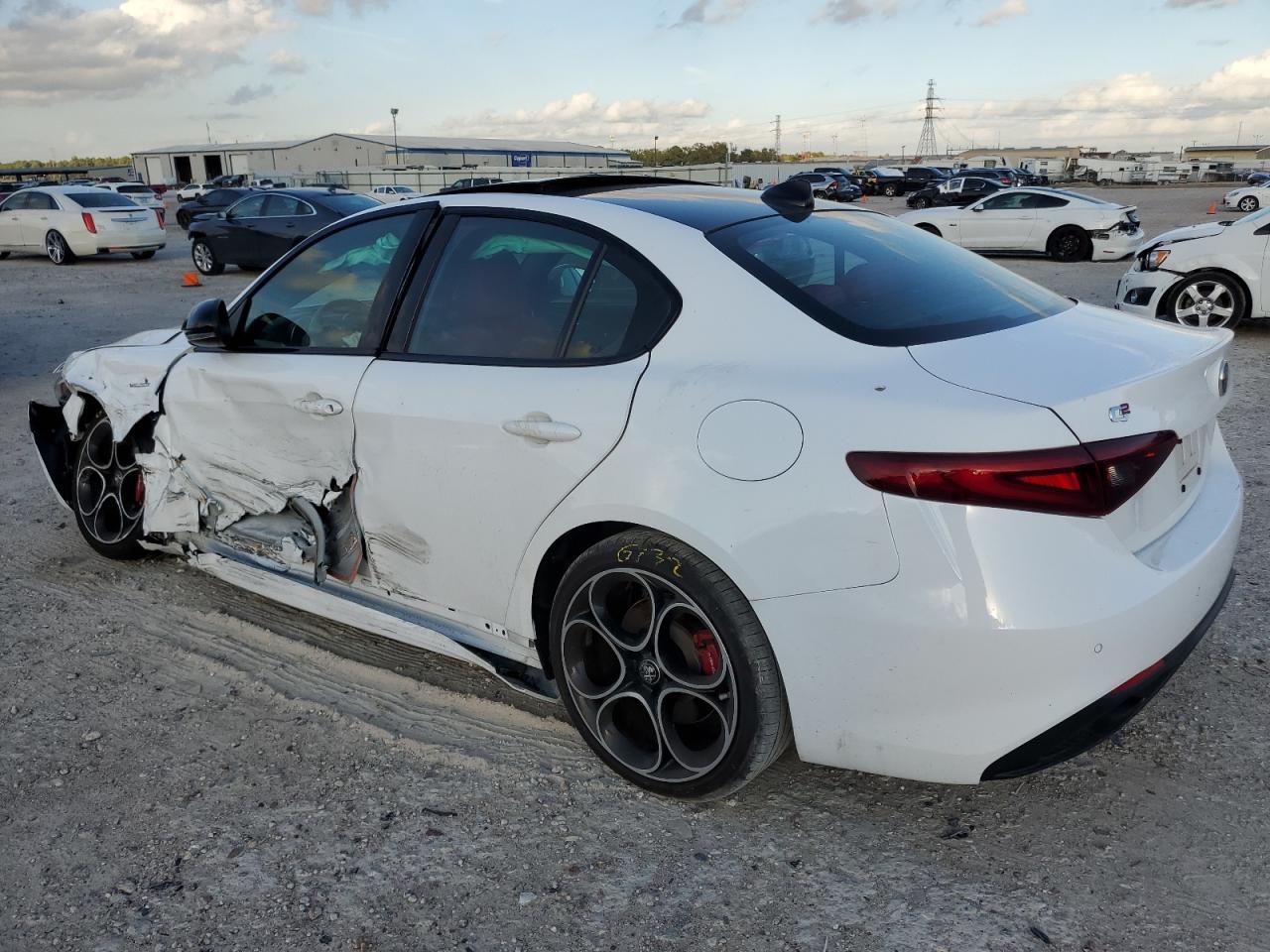 Изображение 2 2022 ALFA ROMEO GIULIA SUPER 2022 с VIN ZARFAMBN0N7665024