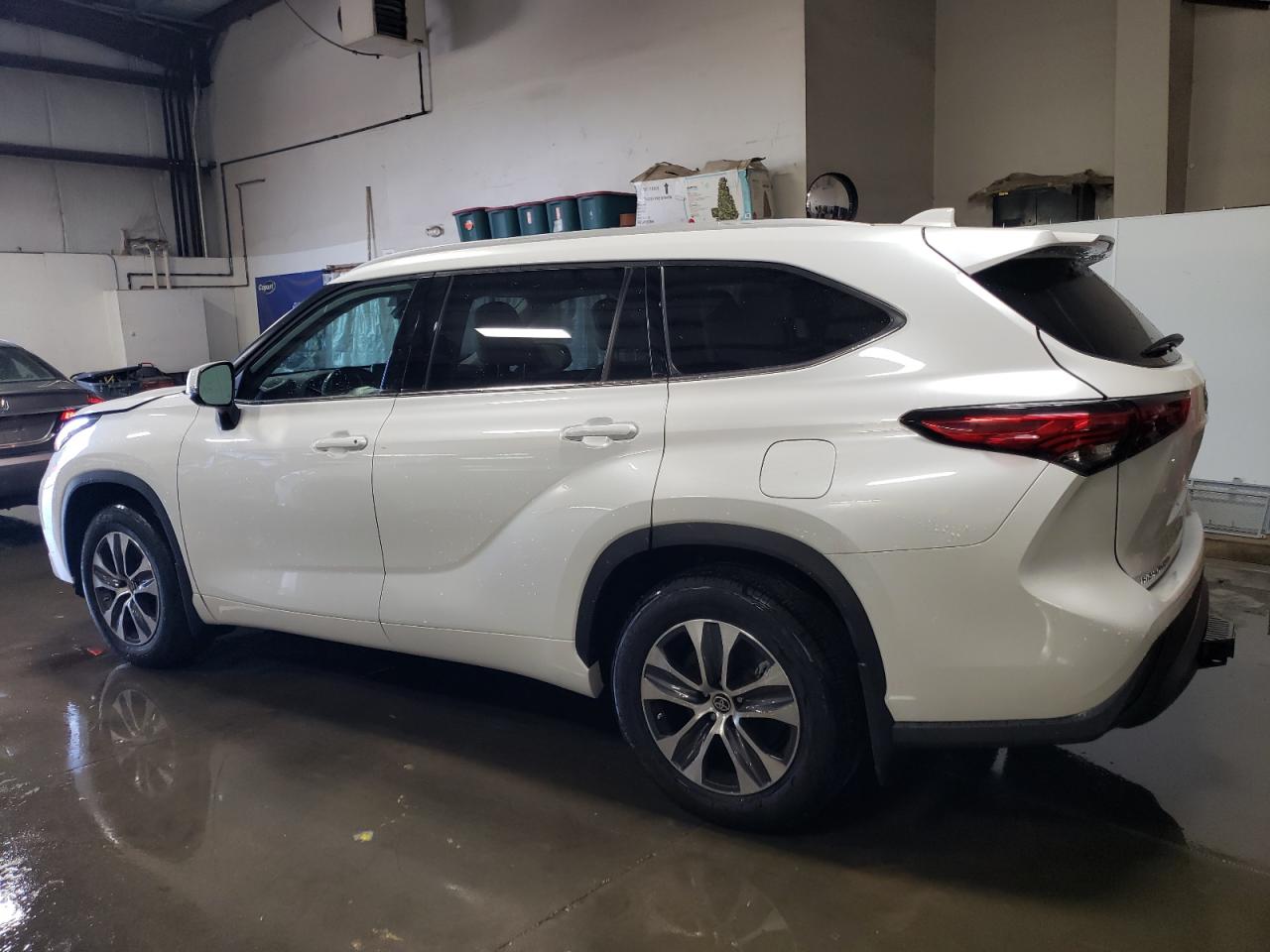 Изображение 2 2022 TOYOTA HIGHLANDER XLE 2022 с VIN 5TDHZRBH4NS560530