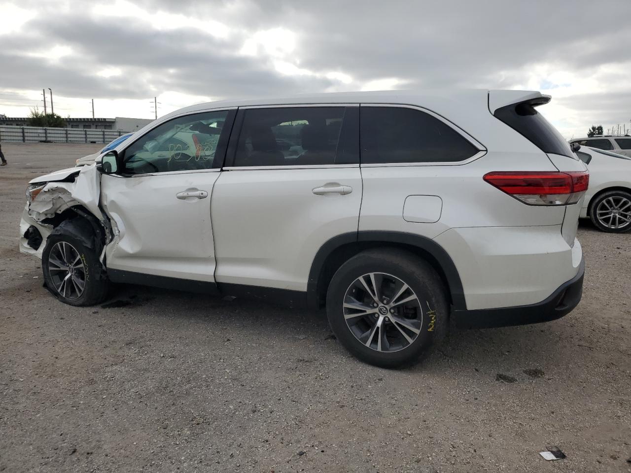 Image 2 of 2019 TOYOTA HIGHLANDER LE 2019 with VIN 5TDZARFH3KS051658