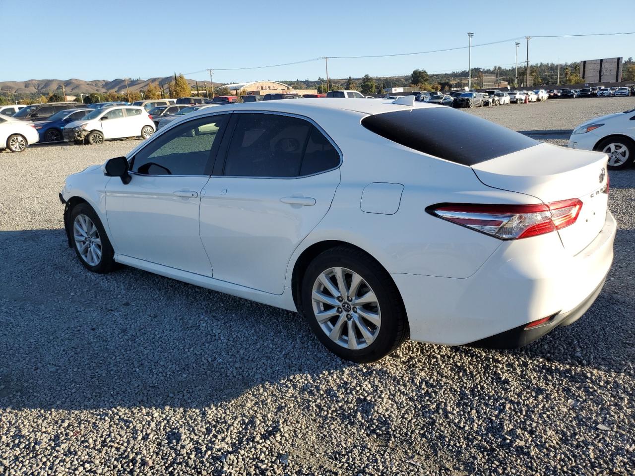 Изображение 2 2020 TOYOTA CAMRY LE 2020 с VIN 4T1C11AKXLU923515