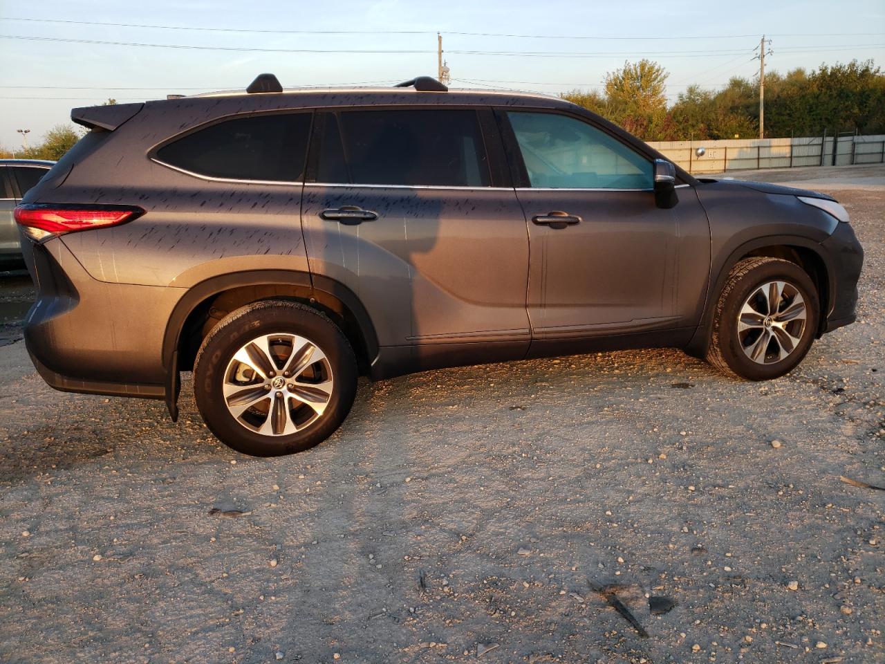 Obraz 3 z 2022 TOYOTA HIGHLANDER XLE 2022 z VIN 5TDHZRBH8NS227859