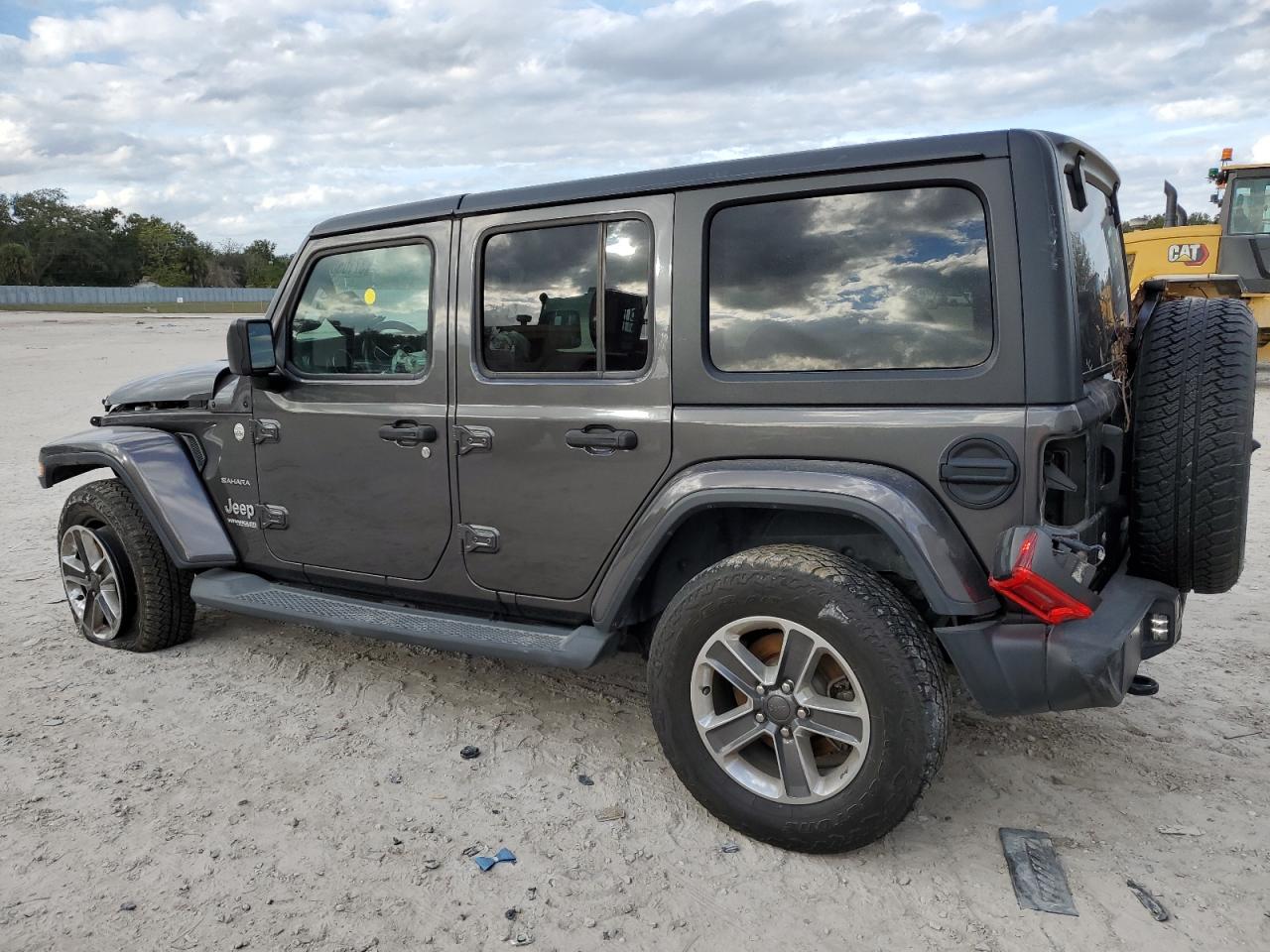 Image 2 of 2019 JEEP WRANGLER UNLIMITED SAHARA 2019 with VIN 1C4HJXEG0KW571857