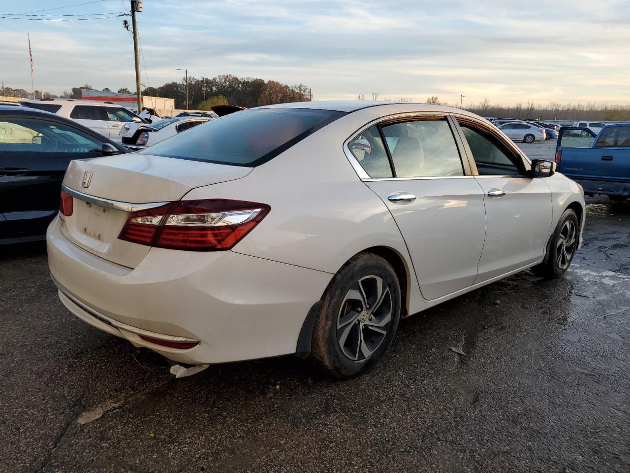 Изображение 3 2017 HONDA ACCORD LX 2017 с VIN 1HGCR2F36HA146748