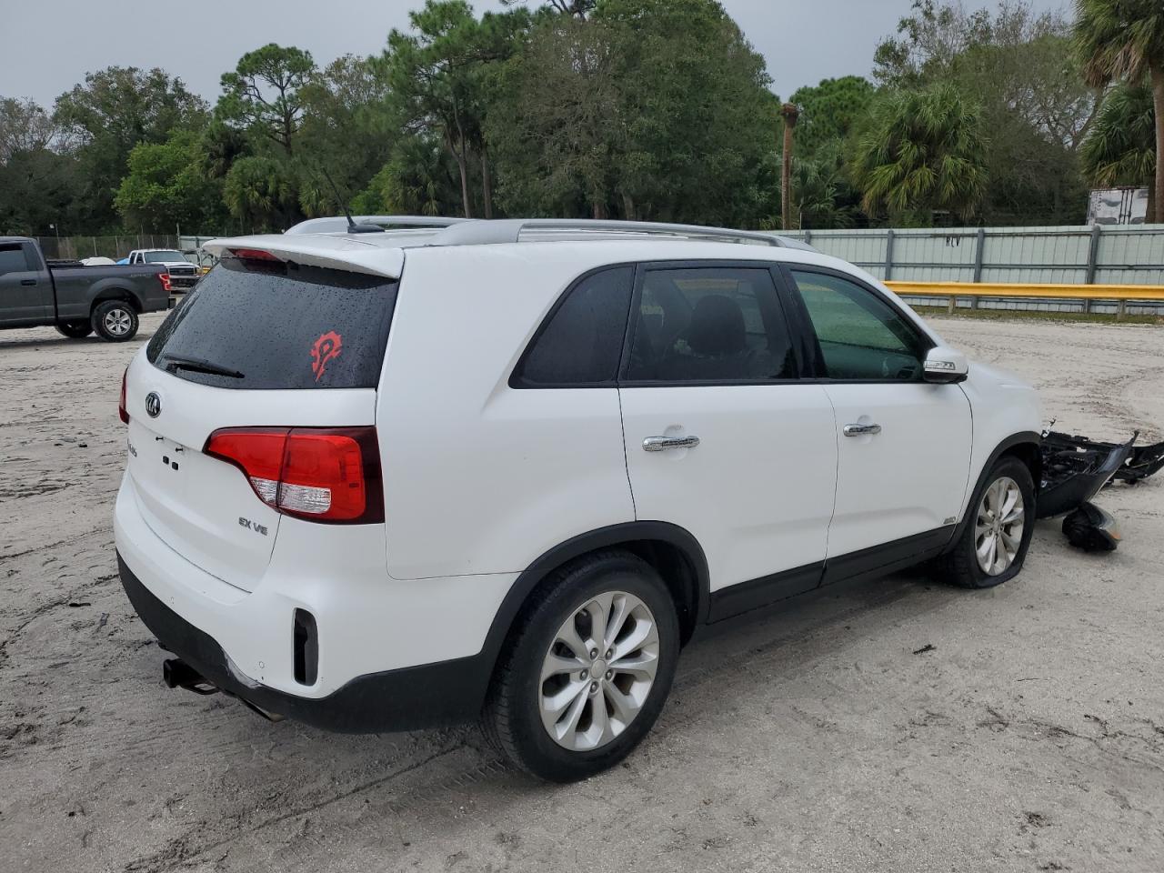 Image 3 of 2015 KIA SORENTO EX 2015 with VIN 5XYKUDA75FG653555
