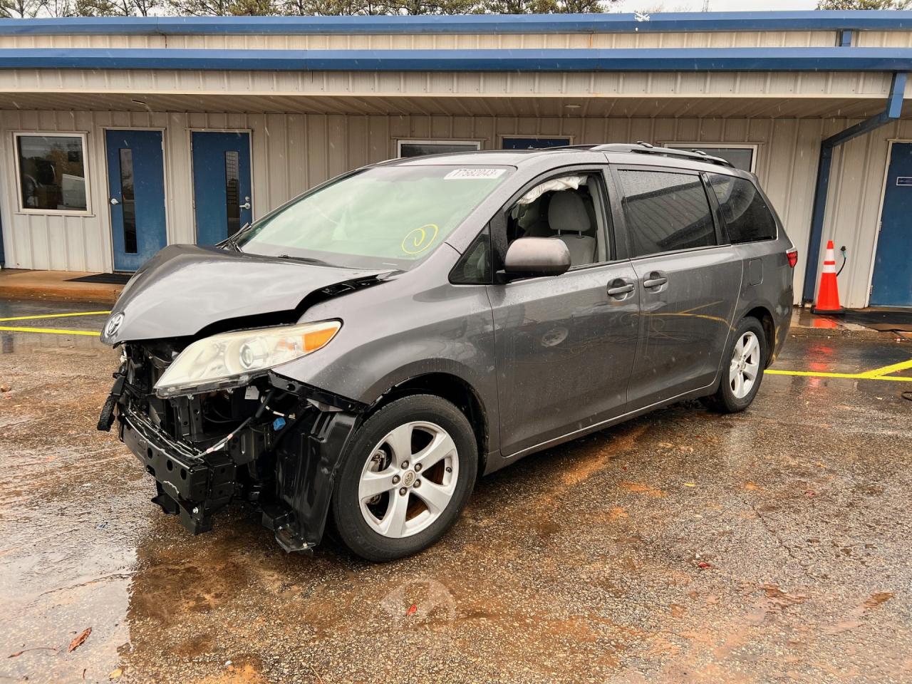 Изображение 1 2015 TOYOTA SIENNA LE 2015 с VIN 5TDKK3DC0FS551298
