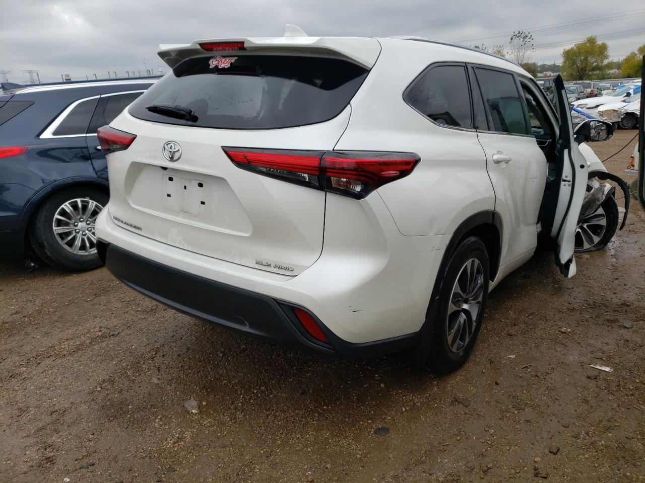 Obraz 3 z 2020 TOYOTA HIGHLANDER XLE 2020 z VIN 5TDHZRBH0LS042833