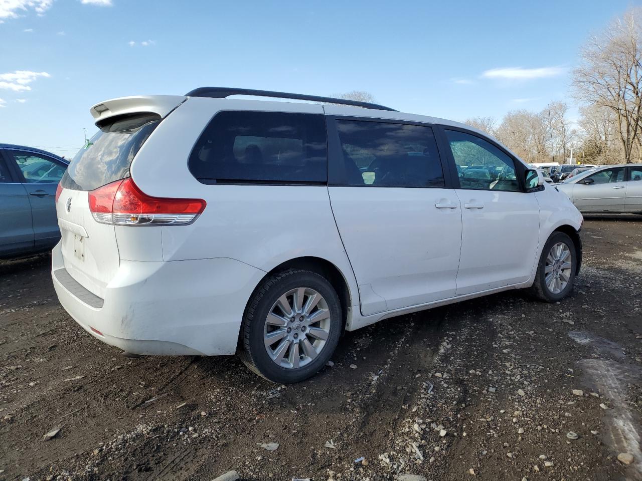 Obraz 3 z 2012 TOYOTA SIENNA LE 2012 z VIN 5TDJK3DC0CS037152