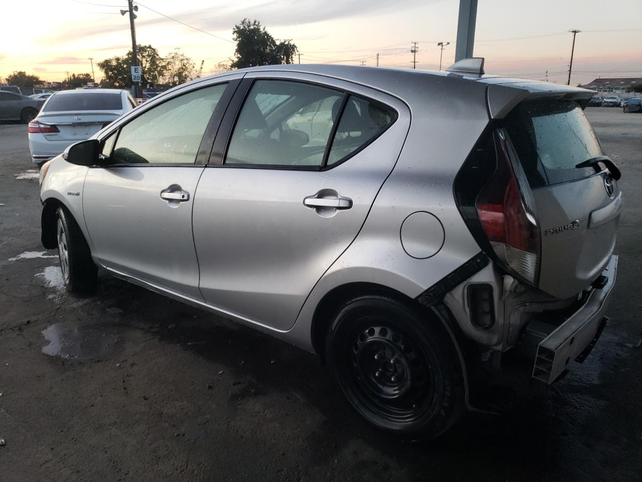 Изображение 2 2016 TOYOTA PRIUS C  2016 с VIN JTDKDTB3XG1128787
