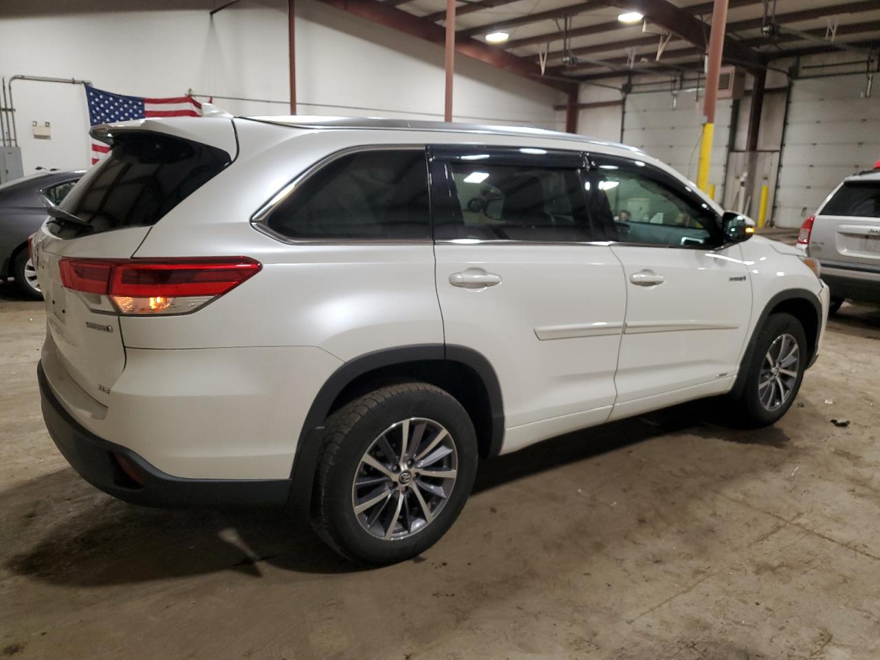 Изображение 3 2017 TOYOTA HIGHLANDER HYBRID 2017 с VIN 5TDJGRFH3HS025050