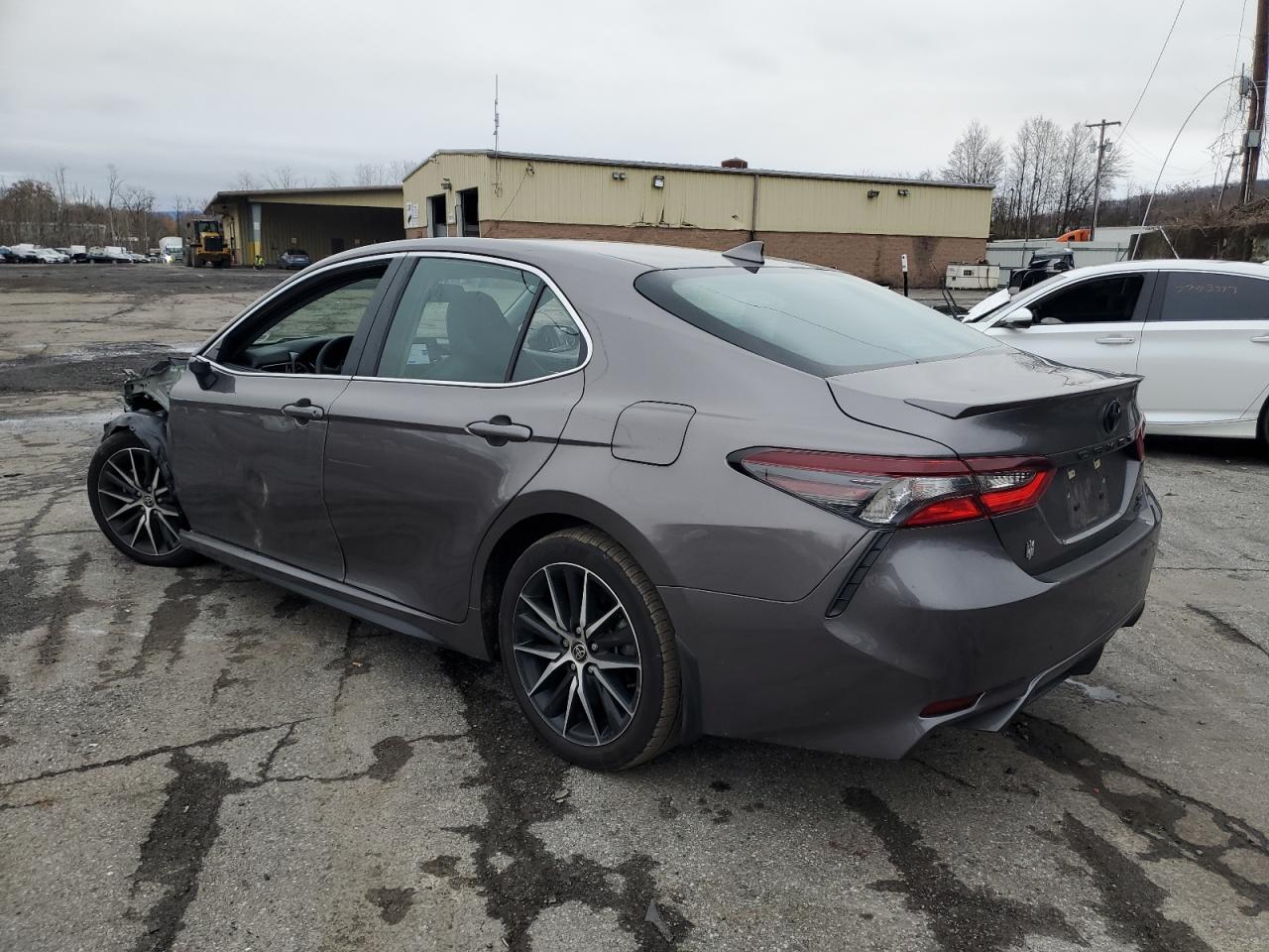Obraz 2 z 2022 TOYOTA CAMRY SE 2022 z VIN 4T1T11BKXNU067814