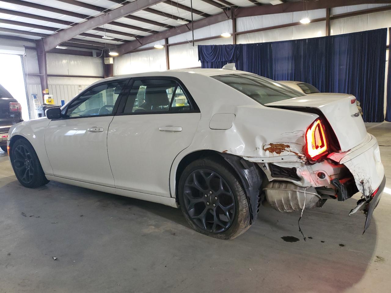 Изображение 2 2019 CHRYSLER 300 S 2019 с VIN 2C3CCABG1KH515449