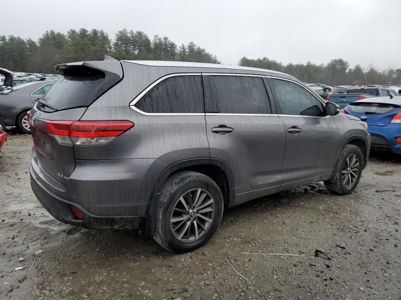 Image 3 of 2018 TOYOTA HIGHLANDER SE 2018 with VIN 5TDJZRFH1JS523828