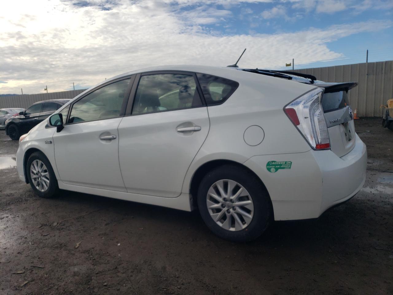 Image 2 of 2015 TOYOTA PRIUS PLUG-IN  2015 with VIN JTDKN3DP2F3068780