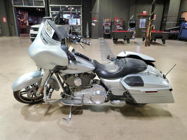 Image 3 of 2015 HARLEY-DAVIDSON FLHXS STREET GLIDE SPECIAL 2015 with VIN 1HD1KRM19FB701895