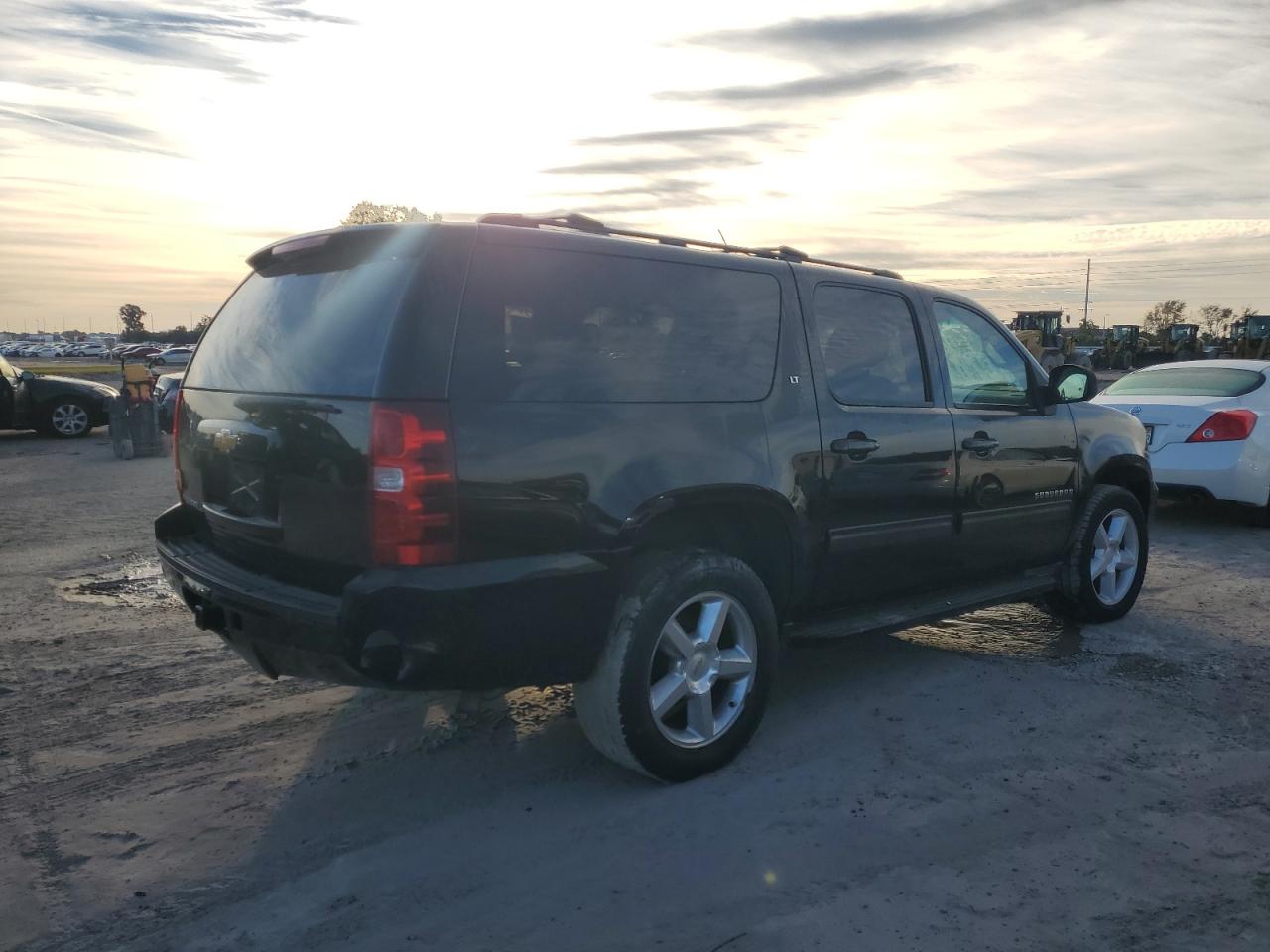 Image 3 of 2014 CHEVROLET SUBURBAN K1500 LT 2014 with VIN 1GNSKJE7XER142171